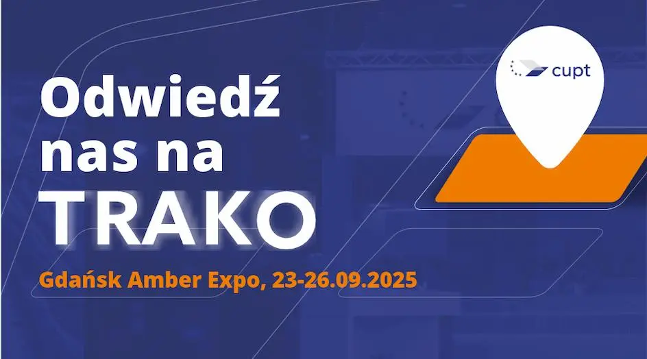 Grafika informacyjna z zaproszeniem o treści: „Odwiedź nas na TRAKO, Gdańsk Amber Expo, 23-26.09.2025”. Na granatowym tle, po prawej stronie, znajduje się biały znacznik lokalizacji z logo CUPT, który wskazuje na wyróżnione, pomarańczowe pole.